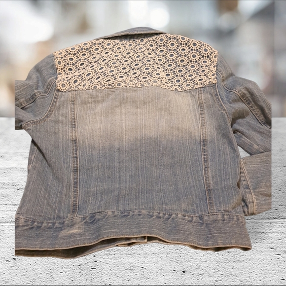 Harper distressed with lace overlay on light wash denim jacket size M - Picture 3 of 14